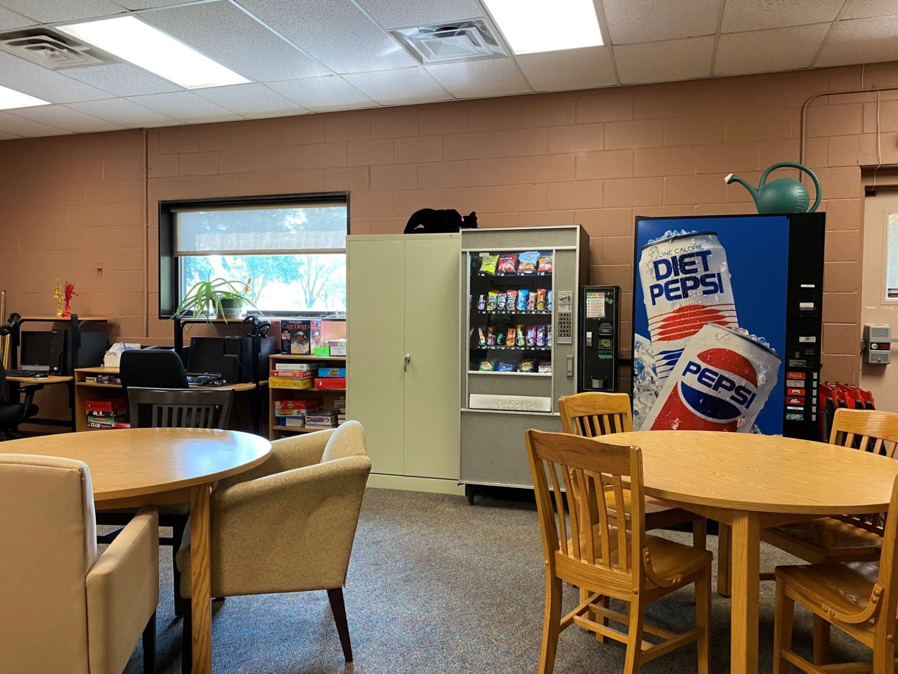 Tables and chairs, drink and snack machines, and computer spaces.